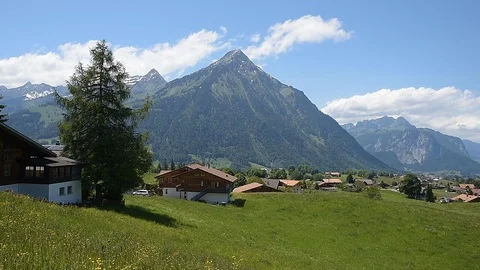 Landscape with the Mount Niesen in Aeschi bei Spiez Video stock 119577804