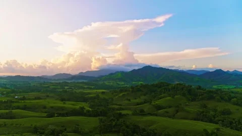 Landscape of mountain peaks in front of a cloudy sky. Stock-Footage 332893577
