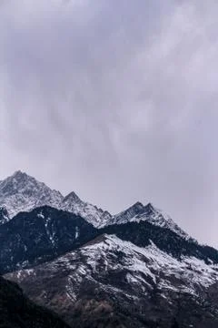 Landscape of mountain range covered with snow in Manali during summers. Mount Stock-Fotos