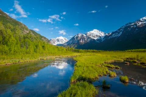 A landscape of a mountain valley in Eagle River on a warm summer afternoon in So Foto stock
