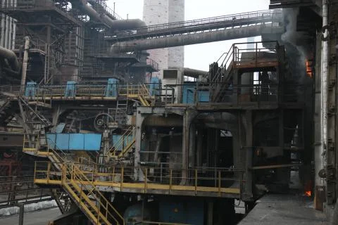 Landscape, panorama, view of factory slums with metal hulls and machines for  Foto stock