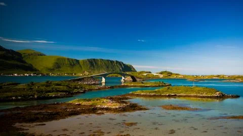 Landscape panoramic view to Fredvang bridge, Torvoya and buoya islands and Ho Foto stock
