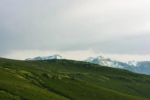 Landscape road between mountains and green valley at sunset Foto stock
