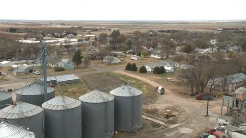 Landscape of rural town with corn mill in Kansas Vidéo 104432305