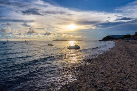 Landscape of Samae Beach in sunset time at Kohlan, Pattaya, Thailand. Foto stock