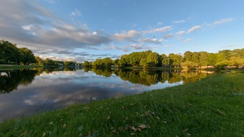 Landscape timelapse of moving after sunset cloudy sky reflecting in lake 库存影片 91390156