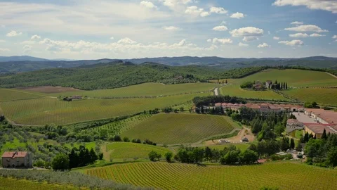 Landscape of Tuscany: Fields, meadows and Vineyards on sunny day. Vídeo Stock 76011429