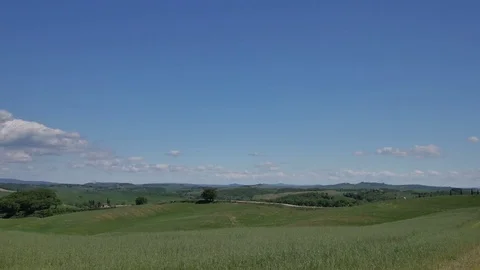 Landscape of Tuscany: Fields, meadows and Vineyards on sunny day. 库存影片 76064729