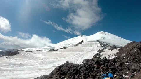 Landscape view of both peaks (west and east) of Mount Elbrus. 库存影片 121813167