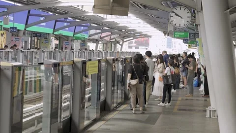Landscape view of BTS skytrain platform train station full with crowded of .. Video stock 326625013
