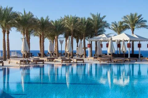 Landscape view on the calm deep blue water of the swimming pool in Sharm El Foto stock