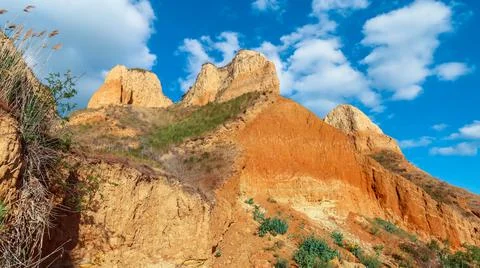 Landscape view clay cape cliffs. Green grass, lawns grown on slopes of clay Foto stock