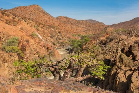 Landscape view of the Kunene River, the border river between Namibia-Angola Foto stock