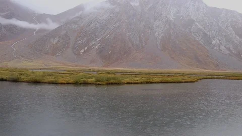 Landscape view of lake right by the side of highway Видео 121963857