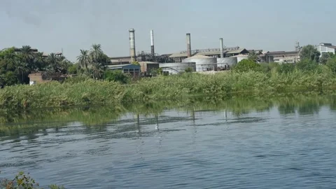 Landscape view of large sugar cane factory on river nile in Egypt Vídeo Stock 194967003