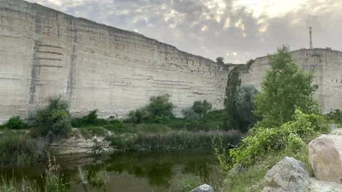 Landscape with a view of the rocks in the Inkerman quarry. Sevastopol, Crimea 库存影片 157440361