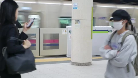 Landscape view at underground tokyo platform white train subway commuter ap.. Видео 337008739