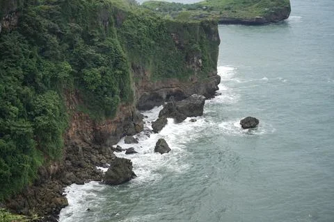 Landscape views of cliffs and waves crashing into the reef. Very dangerous .. Stock Photos