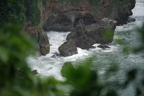 Landscape views of cliffs and waves crashing into the reef. Very dangerous .. Stock-Fotos