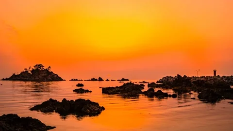 A landscape where the red sun rises over the sea. Time lapse Vidéo 145739958