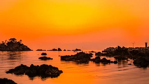 A landscape where the red sun rises over the sea. Time lapse. Zoom in Vidéo 145739969