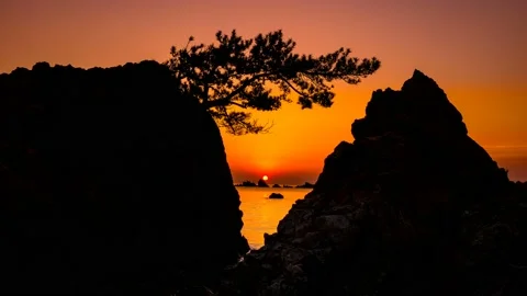 A landscape where the red sun rises among the rocks. Time lapse 스톡 동영상 145740004