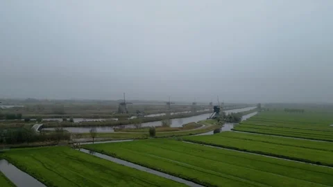 Landscape with windmills and cloudy weather Vídeo Stock 256648371
