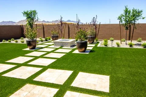 Landscaped Back Yard With Fire Pit Foto stock