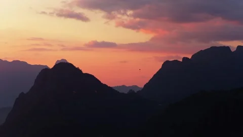 Landscapes in Vang Vieng Featuring Dramatic Mountain Silhouettes at Sunset Vídeo Stock 330816850