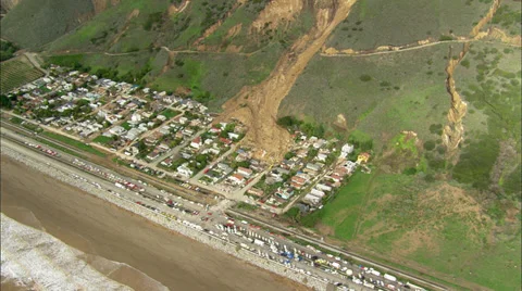 Landslide Homes Workers Destruction Video stock 37385501
