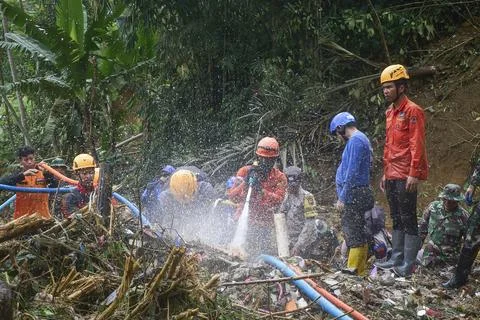 Landslide on Indonesia's Java Island increases, several missing, Pekalongan - 23 Fotos Stock