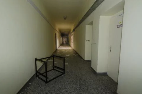 Langer korridor in alten krankenhaus Stock Photos