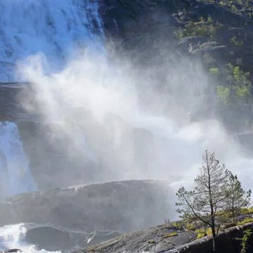 Langfossen waterfall in summer 库存照片