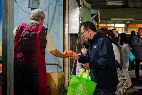 Lantern Bearers Queue to Exchange for Carrots at Shezi Yuanxiao Festival Фото