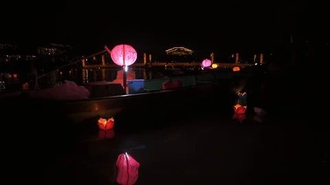 Lantern lamp on boat at Bridge of lights Hoi An ancient town Vídeo Stock 124816694
