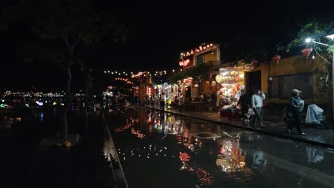 Lantern-Lit Streets Reflecting Vibrant Nightlife in Hoi An. Vidéo 334577870