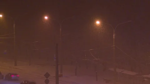 Lantern in the night city, snow Vidéo 70179867