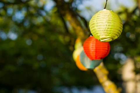 Lantern in the yard on the tree bokeh background, night and warm light, hangi Foto stock