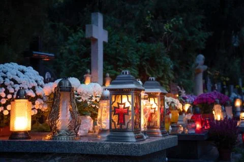Lanterns and candles on the grave devoted to All Souls Day Stock-Fotos