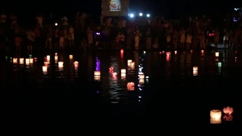 Lanterns floating on the river waters with people on background. Stock-Footage 77233890