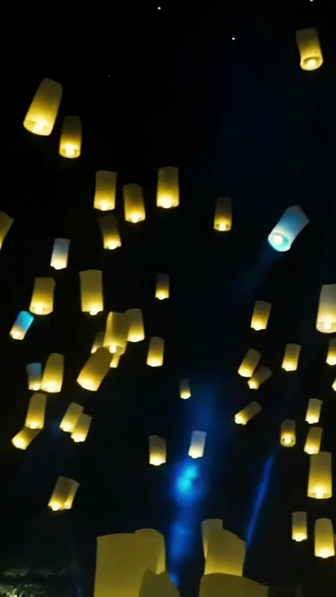 Lanterns rise into the night sky during a festival in China Vídeos de archivo 335073167