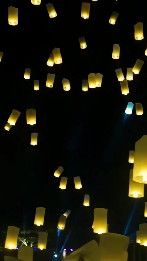 Lanterns rise into the night sky during a festival in China Vídeos de archivo 335073191