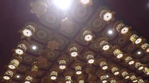 Lanterns in Universal Wisdom Hall, Buddha Tooth Relic Temple, Singapore Vídeo Stock 329070110