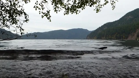 Lapping waves on a lake shore HD Stockbeeldmateriaal 97409601
