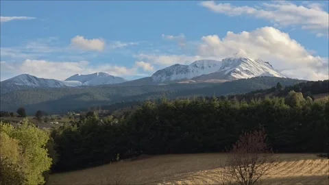 Lapse time video of the Nevado de Toluca volcano covered in snow on a cloud.. Stock Footage 329787286