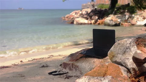 Laptop on the beach Stockbeeldmateriaal 57096441