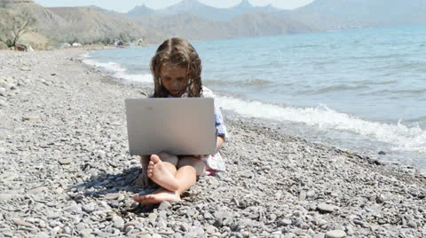 Laptop on the beach pebbles Stock-Footage 25513683