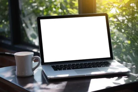 Laptop with blank screen on table. Workspace background new project on laptop 스톡 사진