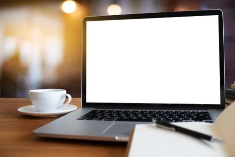 Laptop with blank screen on table. Workspace background new project on laptop 스톡 사진