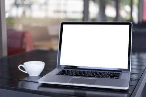 Laptop with blank screen on table. Workspace background new project on laptop 스톡 사진